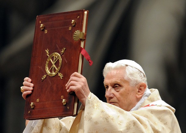 Папа Бенедикт XVI празднует Рождество в базилике Святого Петра, Ватикан, 25 декабря 2011 года./2270477_245 (610x437, 59Kb)