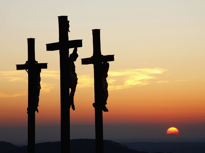 Три креста на горе Кройзберг, Бавария/2447247_Three_Crosses_on_Kreuzberg_Mountain_Bavaria_Germany (700x525, 143Kb)