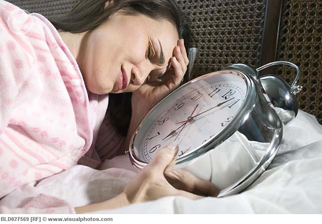 woman_laying_in_bed_with_giant_alarm_clock_bld027569 (650x453, 47Kb)