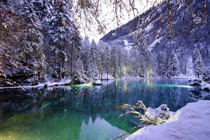 На холодно-синем стекле воды - Blausee 51195