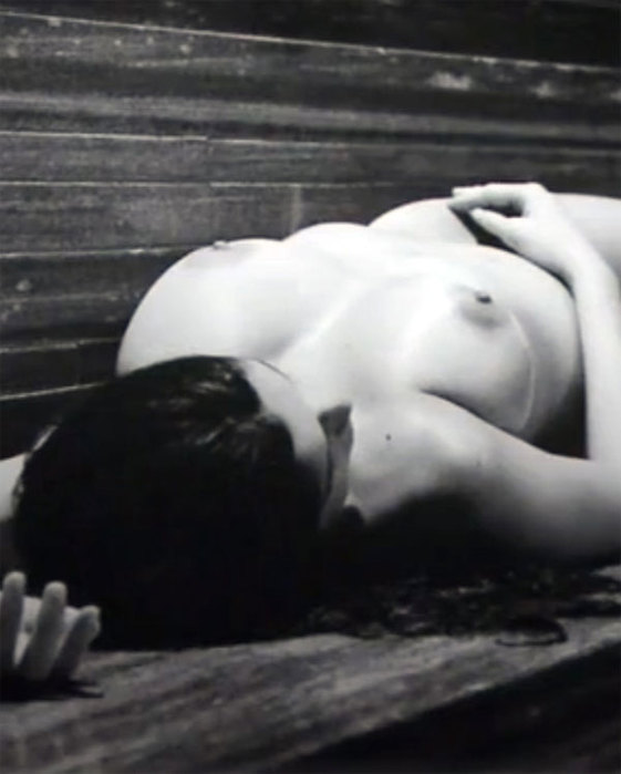 Летиция Каста топлес в черно-белой фотосессии.