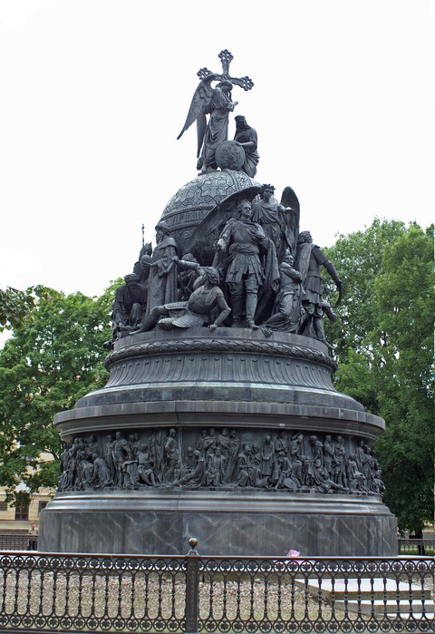 Millennium_of_Russia_Monument_in_Nowgorod,_2005 (480x700, 110Kb)