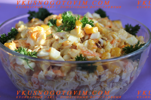 Салат с копченой курицей кукурузой и свежих огурцов Салат с копченой курицей кукурузой и свежих огурцов