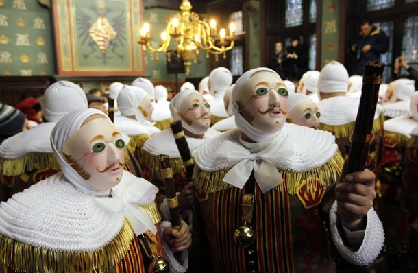 Карнавальное шествие в центре Бенша (carnival parade in the city centre of Binche), Бельгия, 21 февраля 2012 года