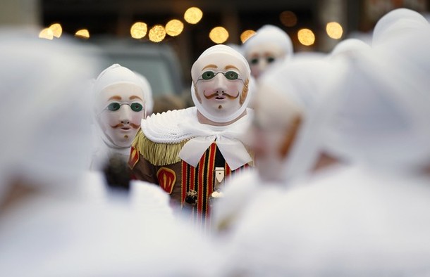 Карнавальное шествие в центре Бенша (carnival parade in the city centre of Binche), Бельгия, 21 февраля 2012 года