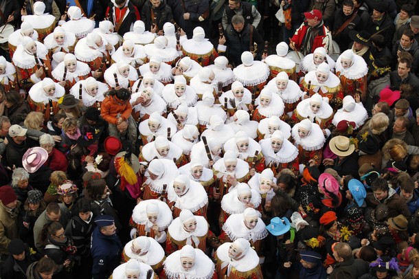 Карнавальное шествие в центре Бенша (carnival parade in the city centre of Binche), Бельгия, 21 февраля 2012 года