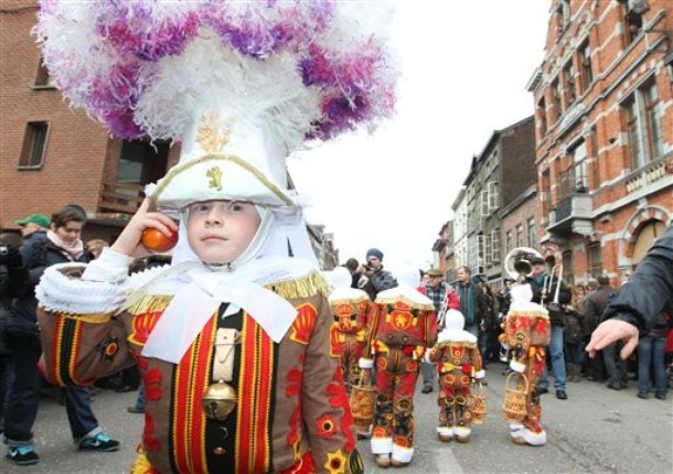 Карнавальное шествие в центре Бенша (carnival parade in the city centre of Binche), Бельгия, 21 февраля 2012 года