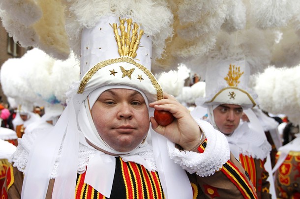 Карнавальное шествие в центре Бенша (carnival parade in the city centre of Binche), Бельгия, 21 февраля 2012 года