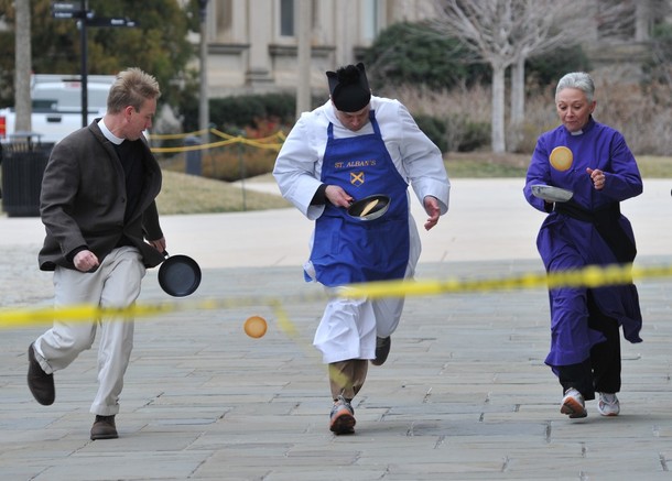 Блинная гонка в Национальном соборе (Washington National Cathedral Pancake Race), Вашингтон, 21 февраля 2012 года