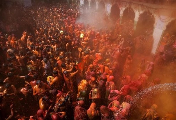 Холи фестиваль цветов (Holi festival of colours) в Балдев храме, Даужи, Индия, 9 марта 2012 года/3327457_98 (610x415, 69Kb)