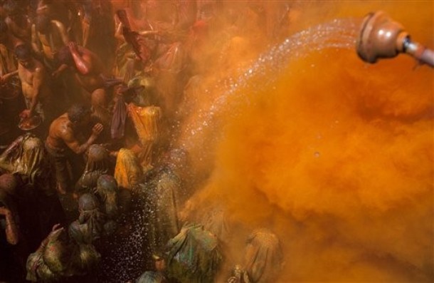 Холи фестиваль цветов (Holi festival of colours) в Балдев храме, Даужи, Индия, 9 марта 2012 года/3327457_126 (610x397, 48Kb)