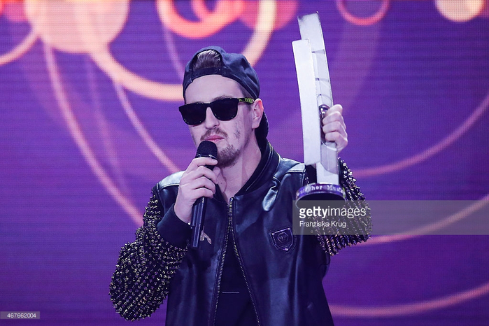 467662004-robin-schulz-accepts-the-award-in-the-gettyimages (700x466, 346Kb)
