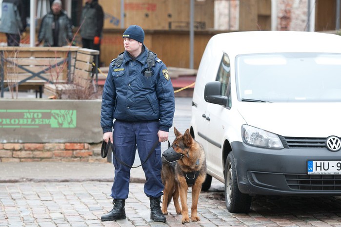 латышский полицейский2 (700x466, 83Kb)