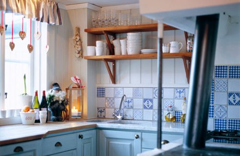 small-country-kitchen-with-cute-cutter-on-shelves (492x320, 36Kb)