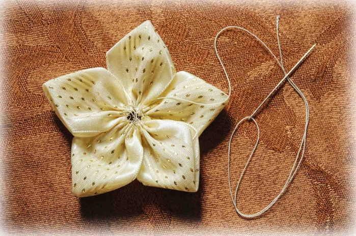 Самые легкие цветы из ткани в технике канзаши
