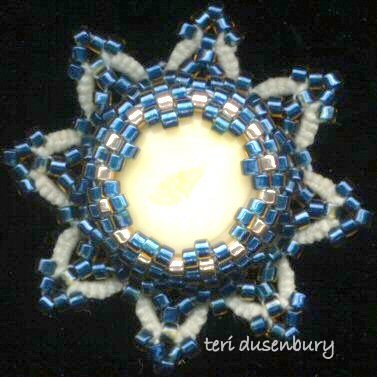 tatting-neckace-dusenbury-medallion-blue-ivory-1 (377x377, 33Kb)