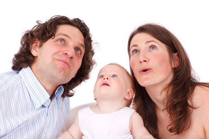 young-family-looking-up-871294330098GTT (700x466, 91Kb)