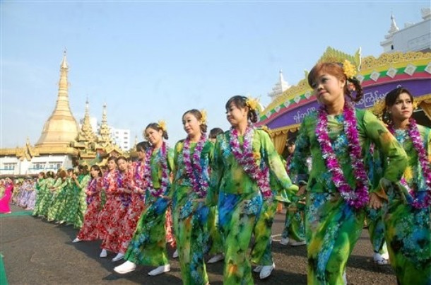 Новогодний Водяной фестиваль Тинджан (New year water festival Thingyan) в центральной части Янгона, Мьянма, 12 апреля 2012 года
