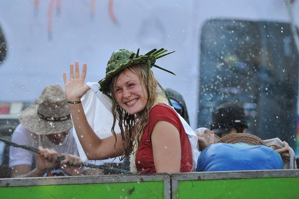 Новогодний Водяной фестиваль Тинджан (New year water festival Thingyan) в центральной части Янгона, Мьянма, 12 апреля 2012 года