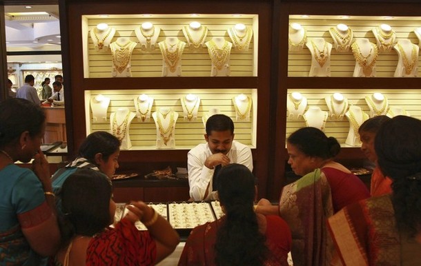 золотые кольца в ювелирном салоне в южном индийском городе Кочи, 16 апреля 2012 года/2270477_90 (610x386, 66Kb)