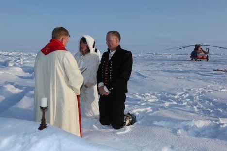 Фотографии первого венчания на Северном полюсе Wedding Ceremony at North Pole (1) (468x312, 25Kb)