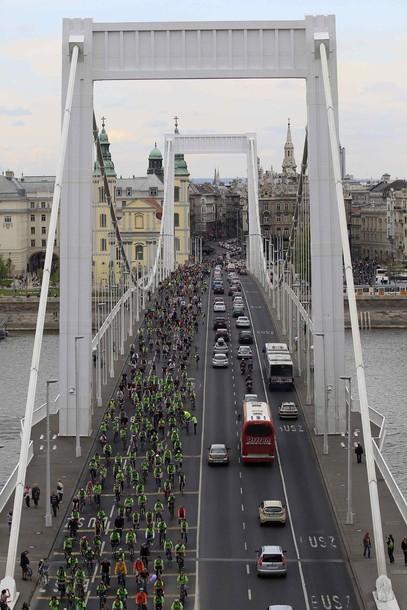 Заезд велосипедистов в Будапеште, Венгрия, 22 апреля 2012 года/2270477_34 (407x610, 82Kb)