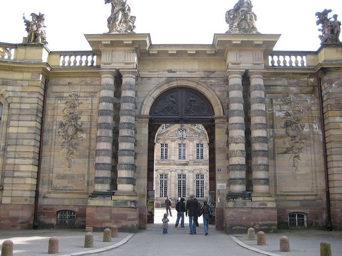 800px-Palais_Rohan_Strasbourg_France_Gates_April_2010 (700x525, 85Kb)