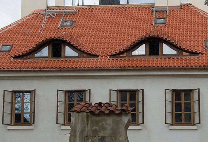 1302609623_buildings_that_look_like_faces_22 (700x478, 83Kb)