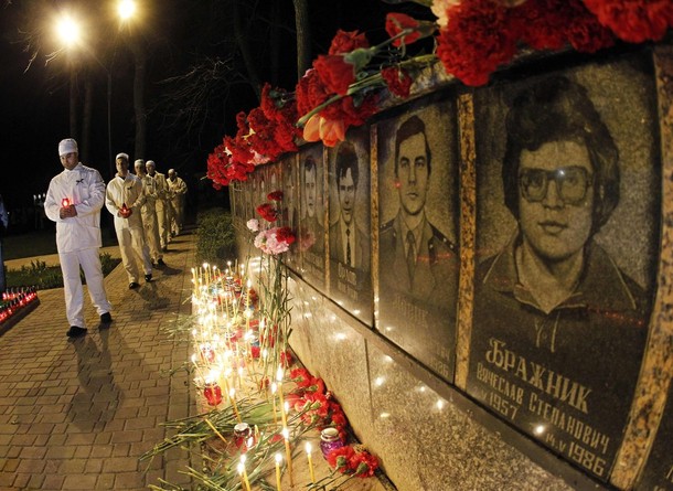 Памятник Чернобыльским жертвам в Славутиче, в 50 км (30 миль) от места аварии, 26 апреля 2012 года/2270477_3 (610x445, 95Kb)