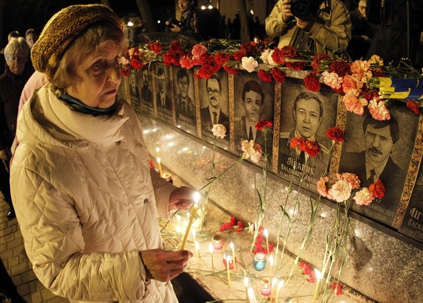 Памятник Чернобыльским жертвам в Славутиче, в 50 км (30 миль) от места аварии, 26 апреля 2012 года/2270477_4 (610x437, 107Kb)