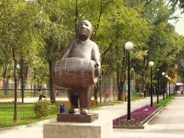 Памятник пивовару в Ростове-на-Дону (600x450, 101Kb)
