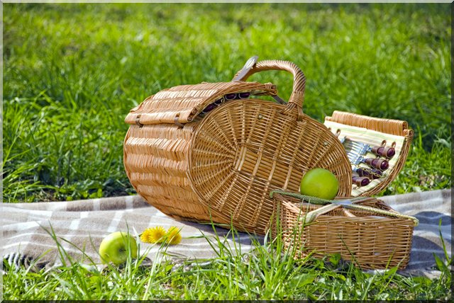 pretty-picnic-basket-summer-inspiration-woven-vintage-decor-straw-detailing-fun (640x428, 96Kb)