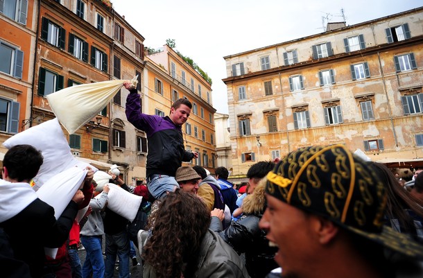 Борьба подушками на площади в Трастевере, Рим, 15 апреля 2012 года./2270477_13 (610x401, 92Kb)