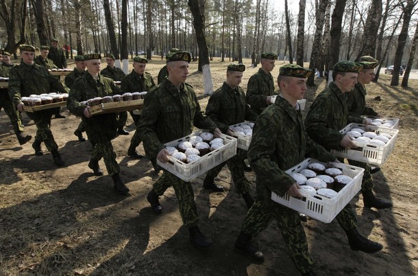 Пасхальная служба на военной базе близ деревни Околица, в 30 км (19 милях) к востоку от Минска, 15 апреля 2012 года.