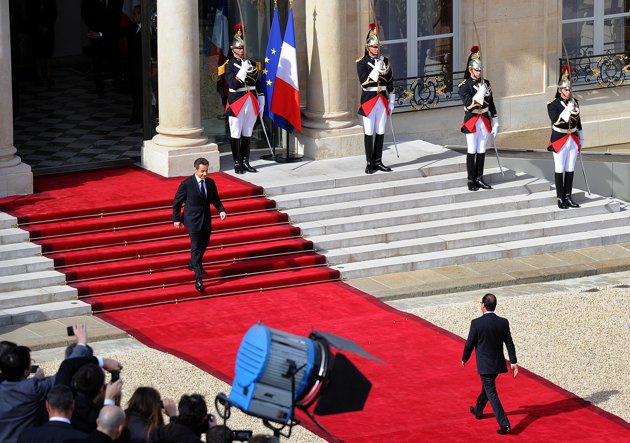 Nicolas Sarkozy descend les marches du parvis de l'Elysée pour aller accueillir François Hollande avant la cérémonie officielle (630x443, 79Kb)