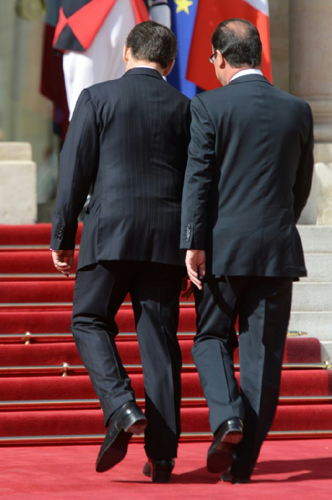 Nicolas Sarkozy salue François Hollande avant la cérémonie officiel (465x700, 307Kb)
