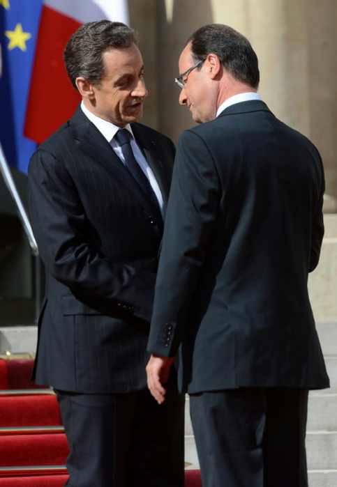 Nicolas Sarkozy salue François Hollande avant la cérémonie officielle (483x700, 246Kb)