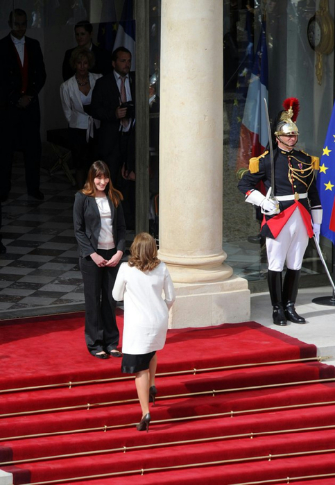 Carla Bruni-Sarkozy accueille Valérie Trierweiler qui monte les marches du parvis de l'Elysée (483x700, 343Kb)
