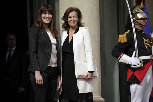 Carla Bruni-Sarkozy et Valérie Trierweiler saluent la presse sur le parvis de l'Elysée (630x420, 39Kb)