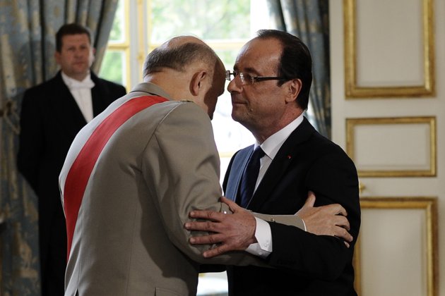 François Hollande reçoit l'insigne de Grand maître de l'Ordre de la Légion d'honneur avant de signer un registre avant de se rendre, entouré du président du Sénat (630x420, 40Kb)