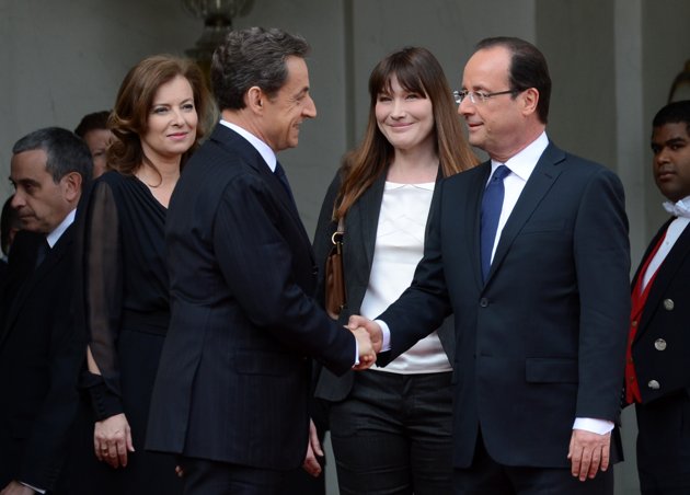 François Hollande salue Nicolas Sarkozy avant qu'il ne quitte une dernière fois le Palais de l'Elysée (630x452, 38Kb)