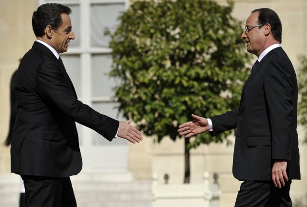Nicolas Sarkozy accueille François Hollande avant la cérémonie officielle qui doit investir l'ancien candidat socialiste en tant que président de la République (630x424, 44Kb)