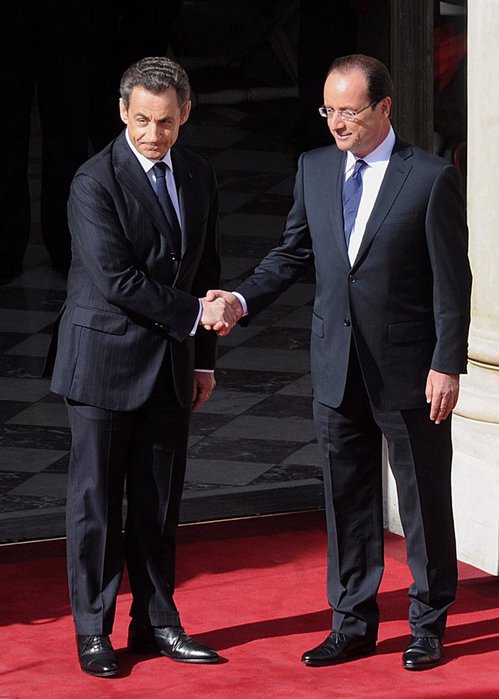 Nicolas Sarkozy et François Hollande se sert la main devant la presse sur le parvis de l'Elysée (499x700, 60Kb)