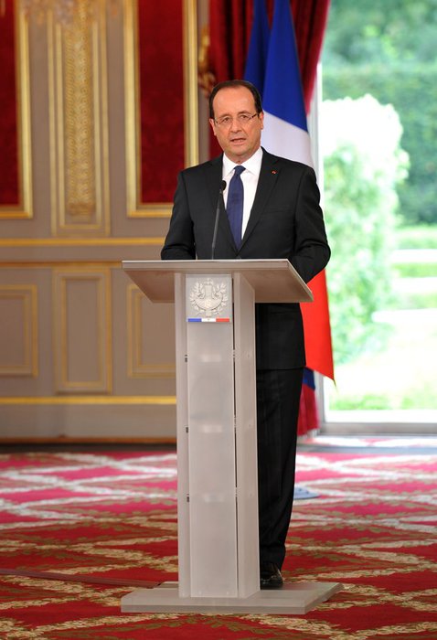 François Hollande délivre un discours face à ses invités après avoir été investi officiellement président de la République française. 3 (478x700, 55Kb)