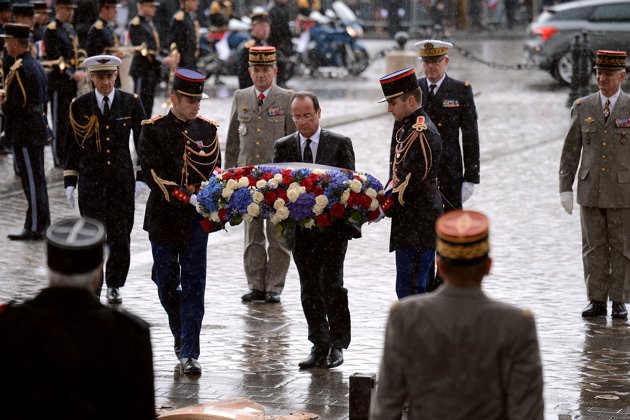 François Hollande dépose une gerbe de fleurs sur la tombe du soldat inconnu sous l'Arc de Triomphe (630x420, 69Kb)