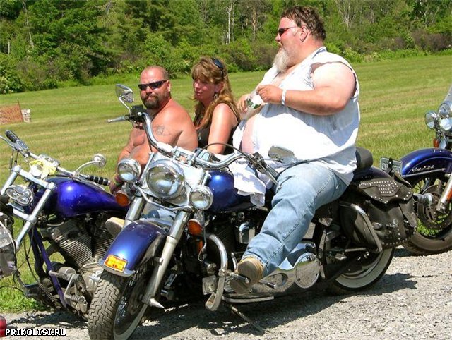 байкеры на мотоциклах 
