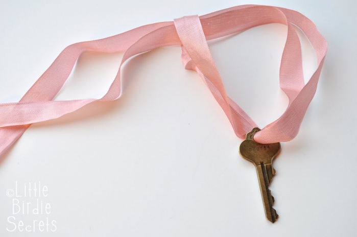 antique key with seam binding necklace (700x464, 128Kb)