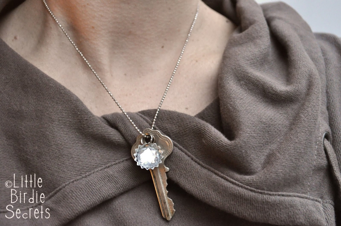 antique key and bottlecap necklace how to (700x464, 237Kb)