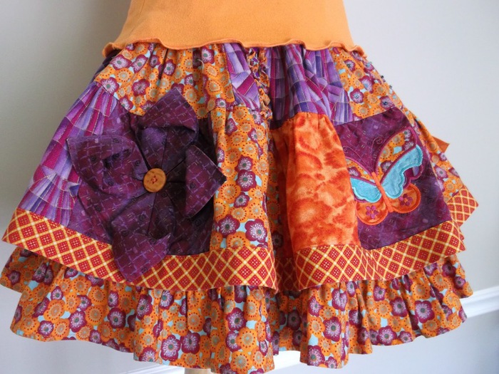 skirt embellished with fabric flowers (1) (700x525, 151Kb)