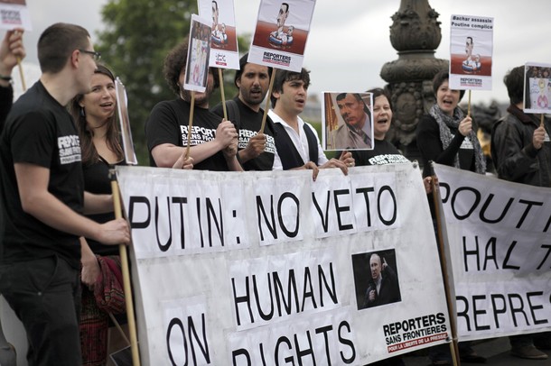 Акция протеста против визита во Францию ​​президента России Владимира Путина, Париж, 1 июня 2012 года